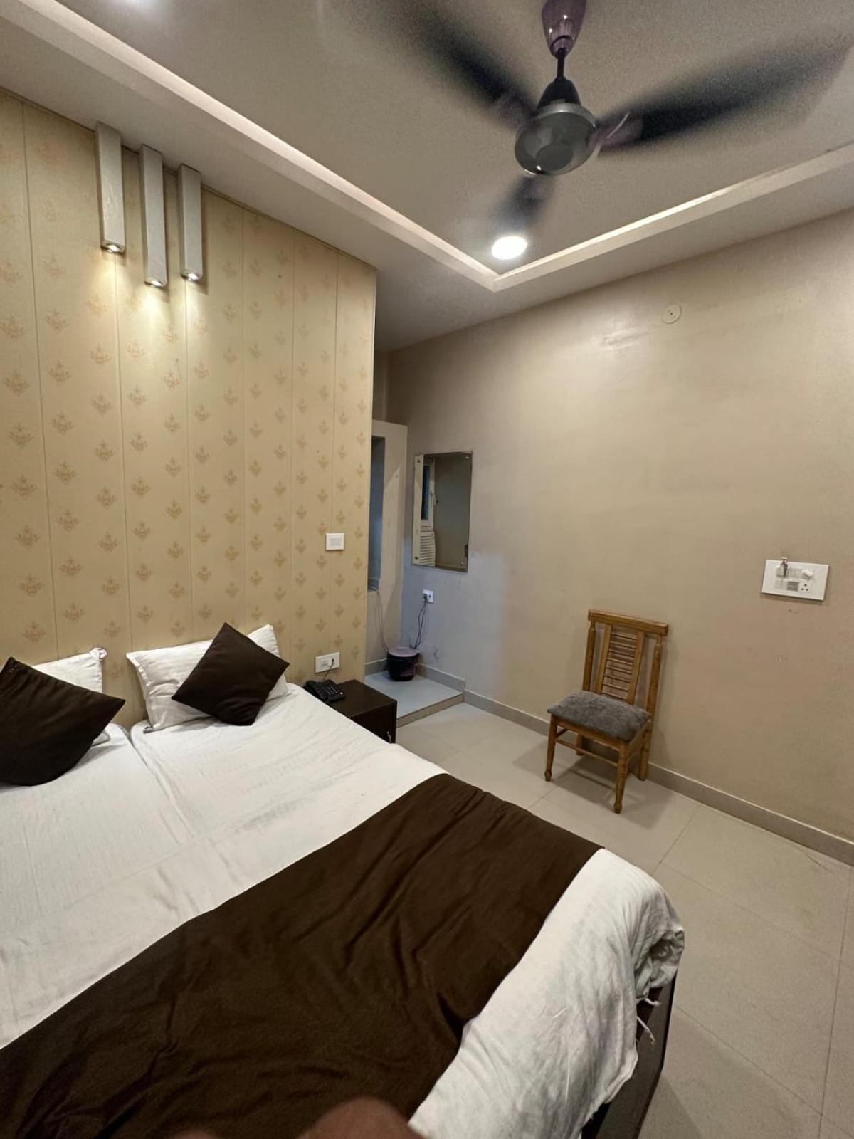 Hotel Deva Inn Varanasi Exteriör bild